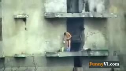 Циганин се къпе на терасата 
