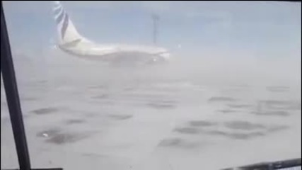 Ураган издуха 40-тонен самолет