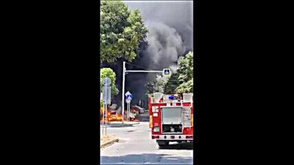 Електромобил се запали във Варна, пламнаха още няколко коли