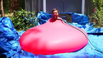Пукане на огромен балон пълен с вода - Забавен кадър
