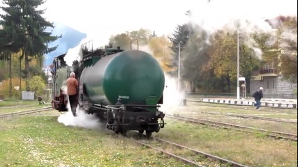 Парен локомотив серия 609 зарежда вода на гара Велинград