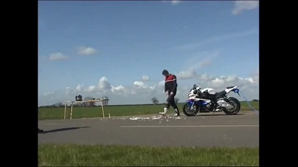 Bike magazine tries the Bmw S1000rr table trick