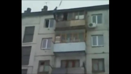 Пиян руснак се катери до покрива