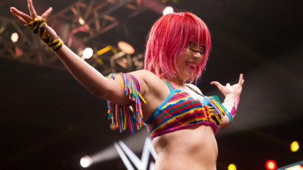 Asuka is heading to Raw and fans are freaking out