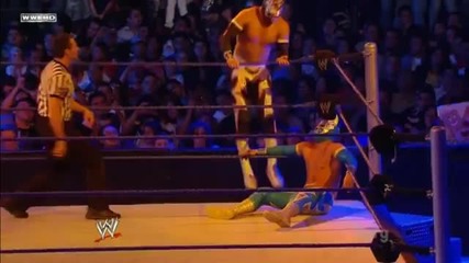 Slingshot Corner Dropkick - Sin Cara (negro)