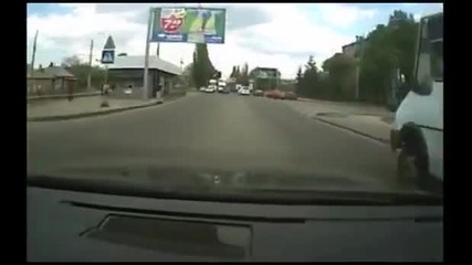 човек се блъска в предното стъкло на автомобил