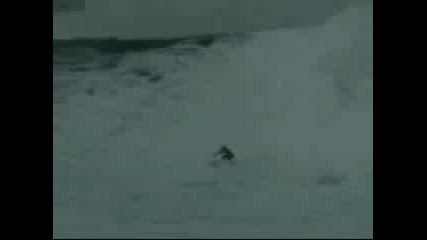 Сърфист Оцелява След Цунами