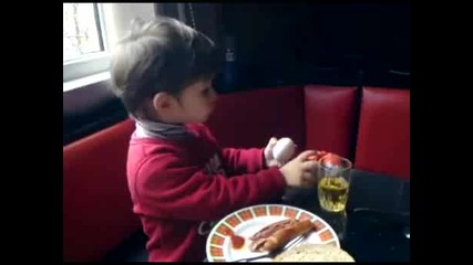 Родители Се Бъзикат Със Сина Си