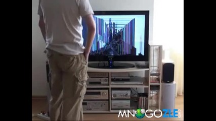 Дете чупи телевизора на баща си !