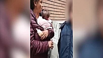 Клип с пияни жени, разнасящи голо бебе по улиците на София, възмути мрежата (ВИДЕО)