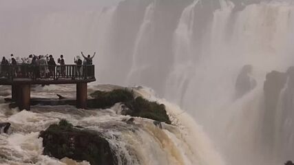 Водопадите Игуасу с три пъти по-голям дебит след проливните дъждове