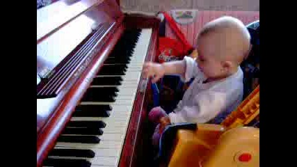Бебе Свири На Пиано