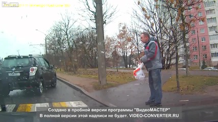 Пешеходец''наказва''шофьор да събира разпилените покупки