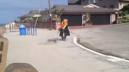 Бързо и качествено помитане тротоара на плажа от пясъка