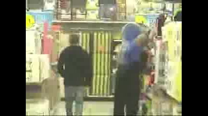 Скрита Камера - Момче Пърди В Супермаркет