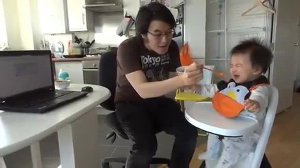 Бебето сака да яде само когато чуе Gangnam Style