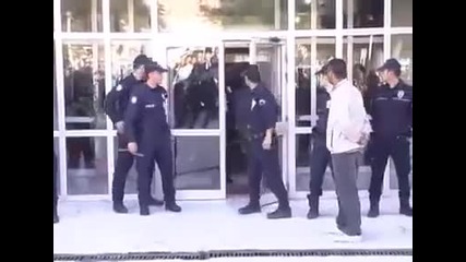 Не всеки полицай влиза като по филмите (смях)
