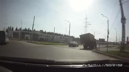 За малко ... Камион се преобръща на завой !