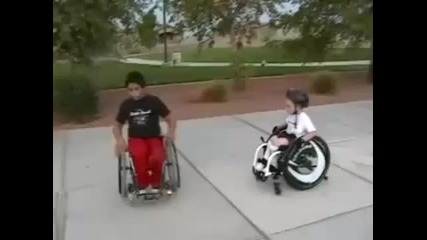 Стънт с инвалидни колички.може би като са били малки да са били маняци няма как да зарежеш хобито.. 