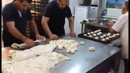 Майстори правят хлебчета със страхотна бързина