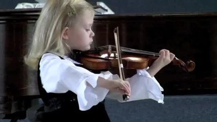 4-годишната Урсула Паркър свири Паганини