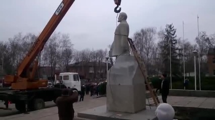 Неуспешен опит за преместване на статуя - Направо я обезглавиха!