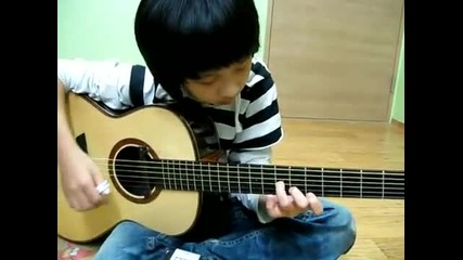 Малък талант свири на китара много добре! 