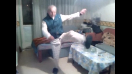 Дядо танцува на трап музика ;d
