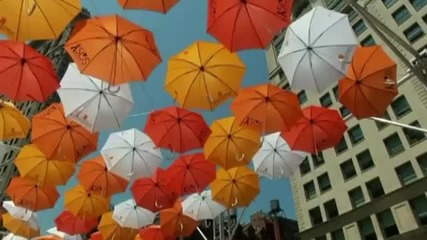Стотици чадъри издигнати над Манхатън