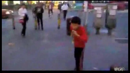 Талантливи китайчета правят номера на улицата