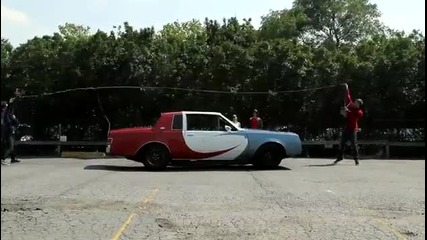 кола скача на въже