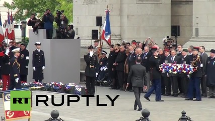 Кери и Оланд почитат жертвите от Втората световна война пред Триумфалната арка