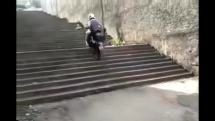 Полицай показва , как се изкачват стъпала !
