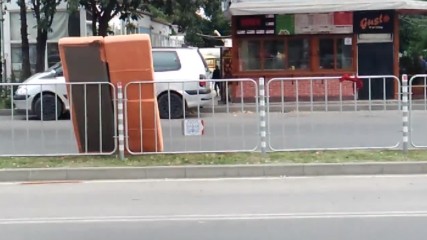 "Моята новина": Мъж влачи диван през булевард