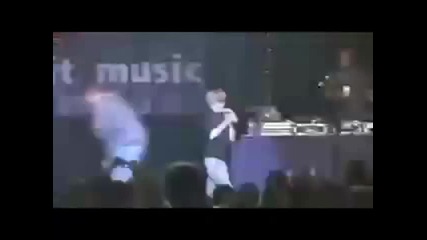 удряд Justin Bieber с бутилка вода