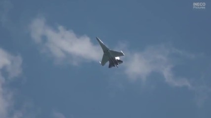 Истребител Су-35с ,нарушава законите на гравитацията !