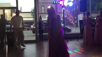Младоженец се състезава с майка си по танци на сватбата си. Вижте кой избра булката за победител
