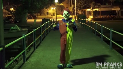 Клоунът убиец и неговият чичо плашат хора в тъмното - страшна шега