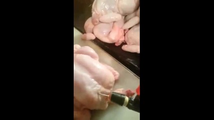 Внимание! Ето как пълнят пилета с химикали!