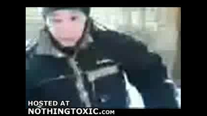 Изрoд скача от прозореца върху сняг