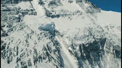 Руснак направи зрелищен скок с Wingsuit от върх Еверест!