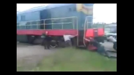 Луди Руснаци Бутат Влак