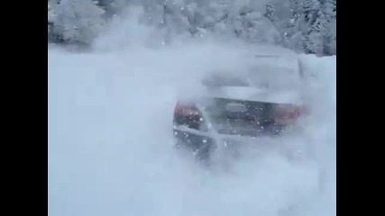 Audi S8 дрифт в снега.
