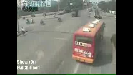 Камион пада върху моторист