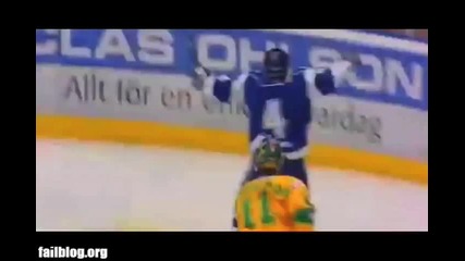 Хокейист излиза по време на мача от аварийния изход! :d