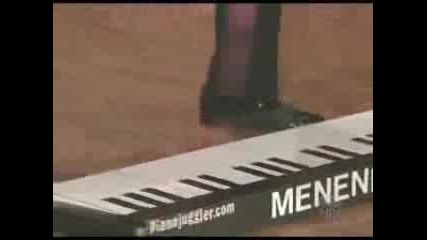 Човек Свири На Пиано С Топки