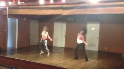 Ашли Тисдейл и Ванеса Хъджънс танцуват на песента на Бионсе - Кой управлява света ? - момичетата
