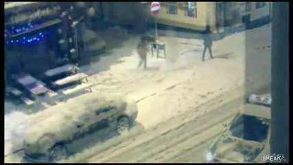 За 2 мин. 10 падания на улицата 