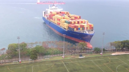 Огромен контейнеровоз се забива в брега !