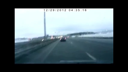 самолетна гума излита на магистрала и се удря в кола